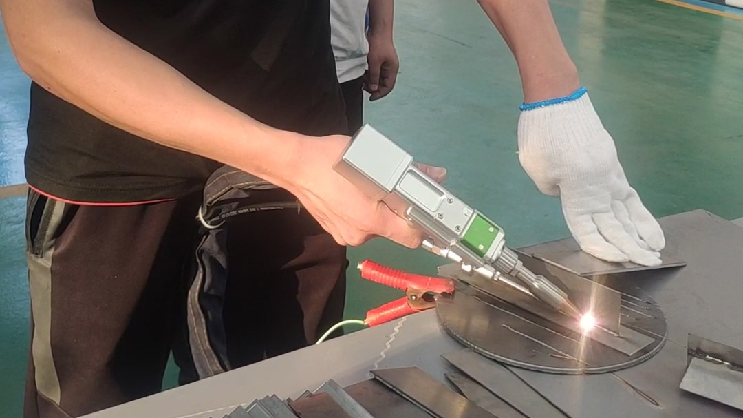 簡單操作，效率高--手持激光焊接機(jī)匠人工作必備神器